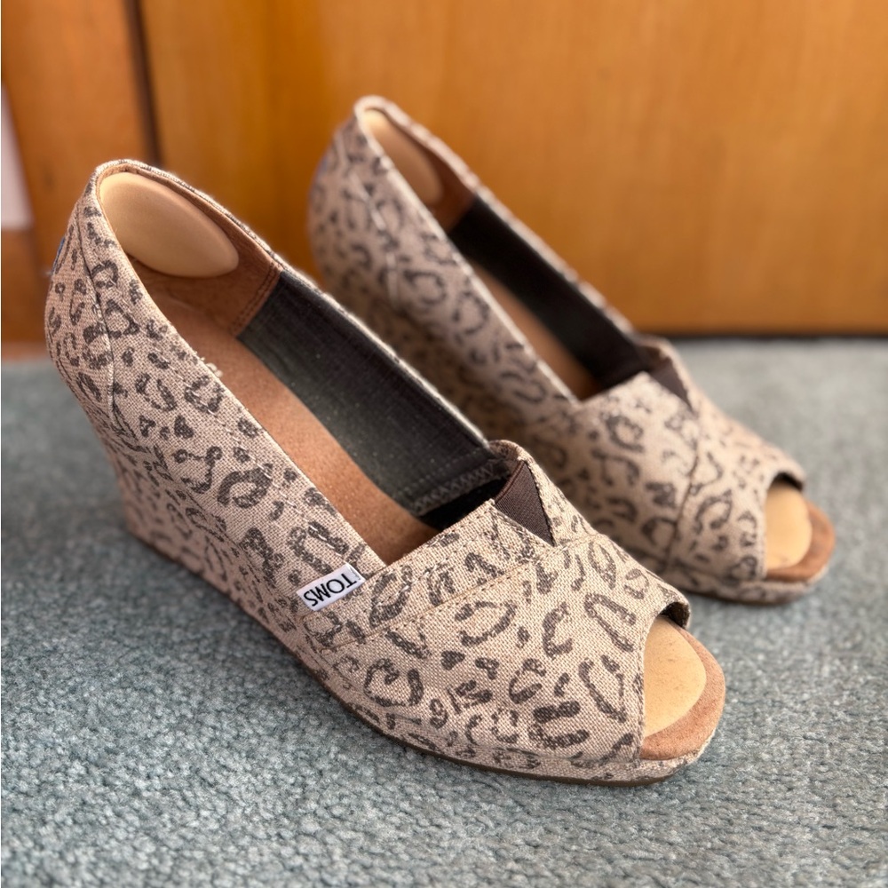 TOMS Women's Animal Print Wedges - Beige and Black